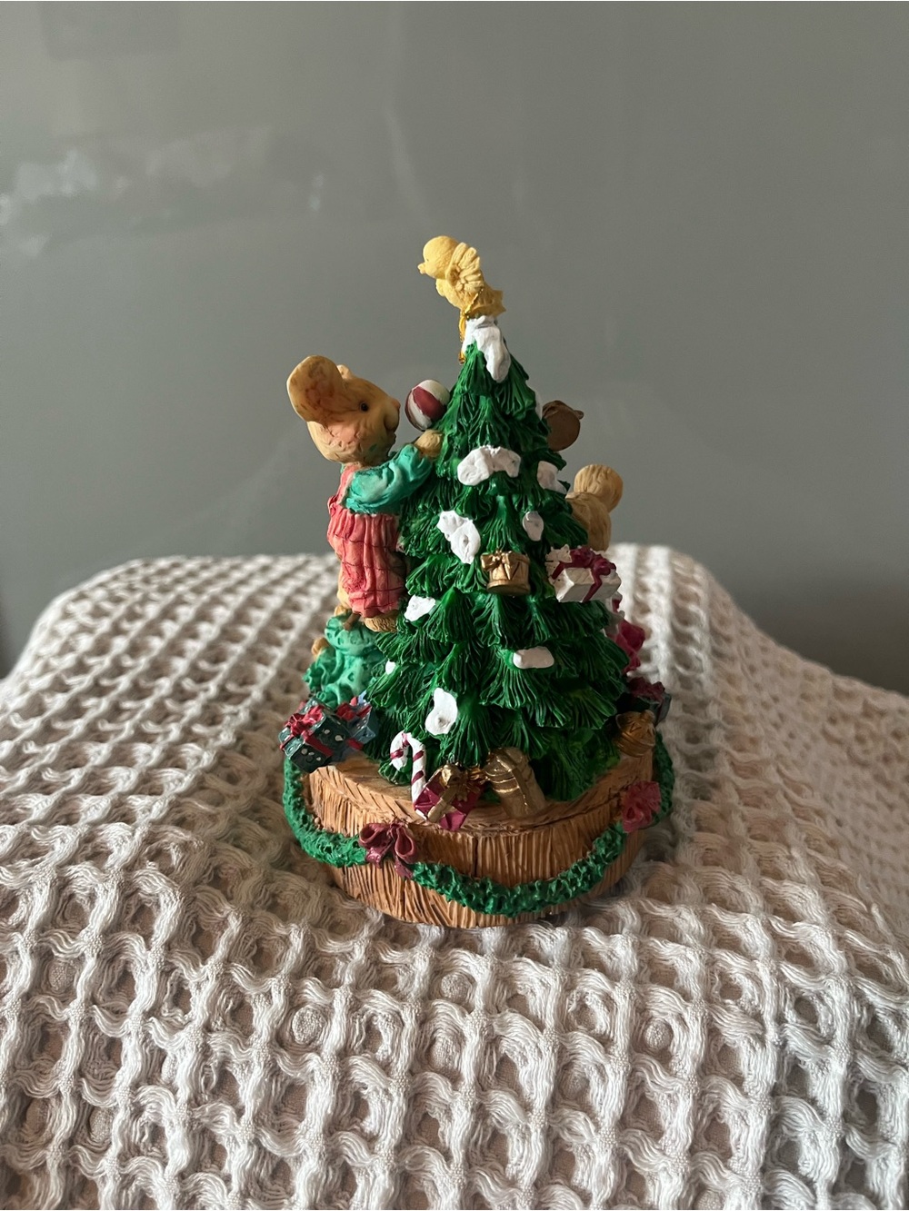 Vintage Midwest CBK mouse tales Christmas tree, music box 435